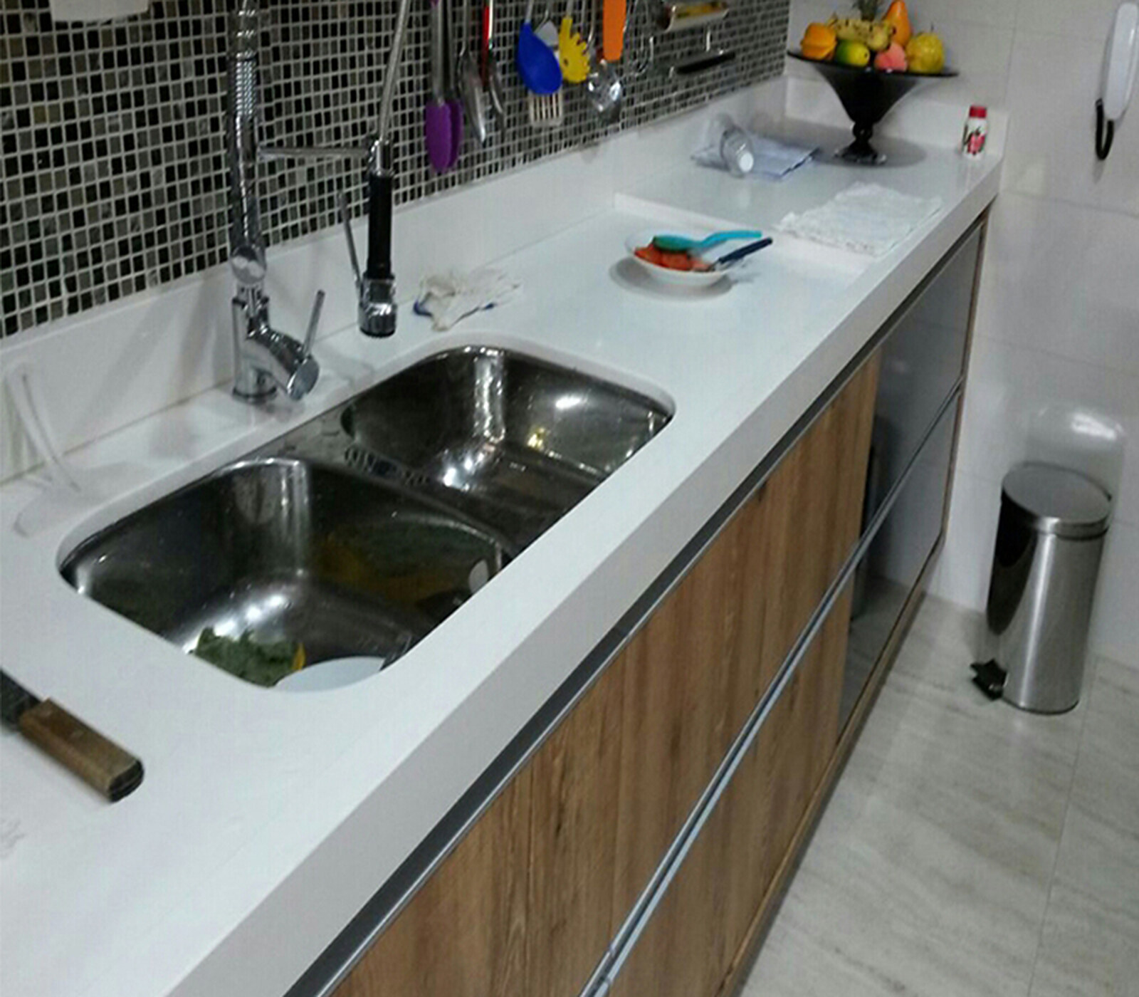 Cozinha com bancada de pedra sob medida (projeto 04)