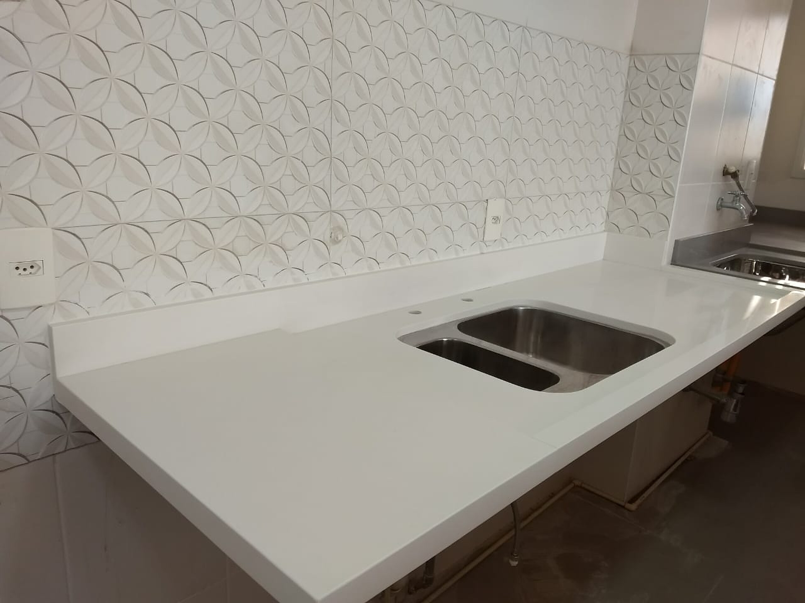 ilha de cozinha com bancada de pedra e espaço de circulação